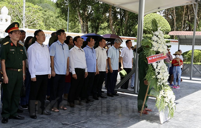 Đoàn công tác của tỉnh Hải Dương dâng hương các anh hùng liệt sĩ tại Ngã ba Đồng Lộc